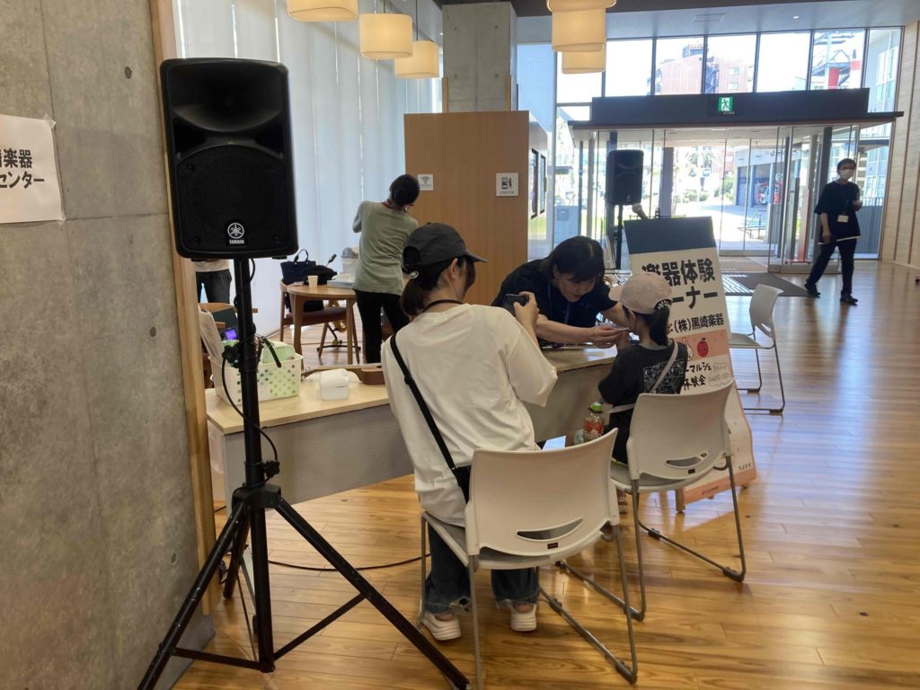 レインボーマルシェ　ミニコンサート・楽器体験会の様子
