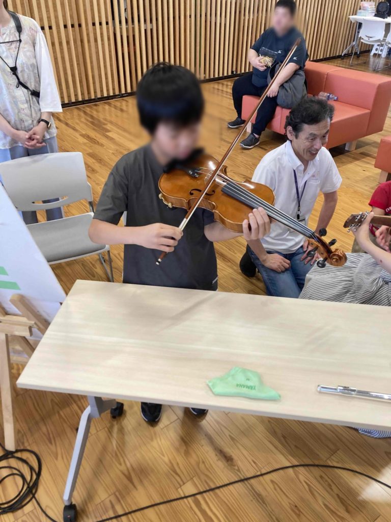 レインボーマルシェ ミニコンサート・楽器体験会の様子