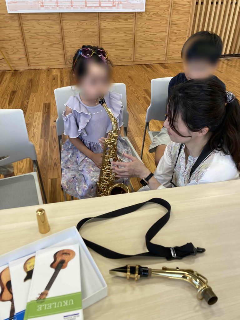 レインボーマルシェ ミニコンサート・楽器体験会の様子